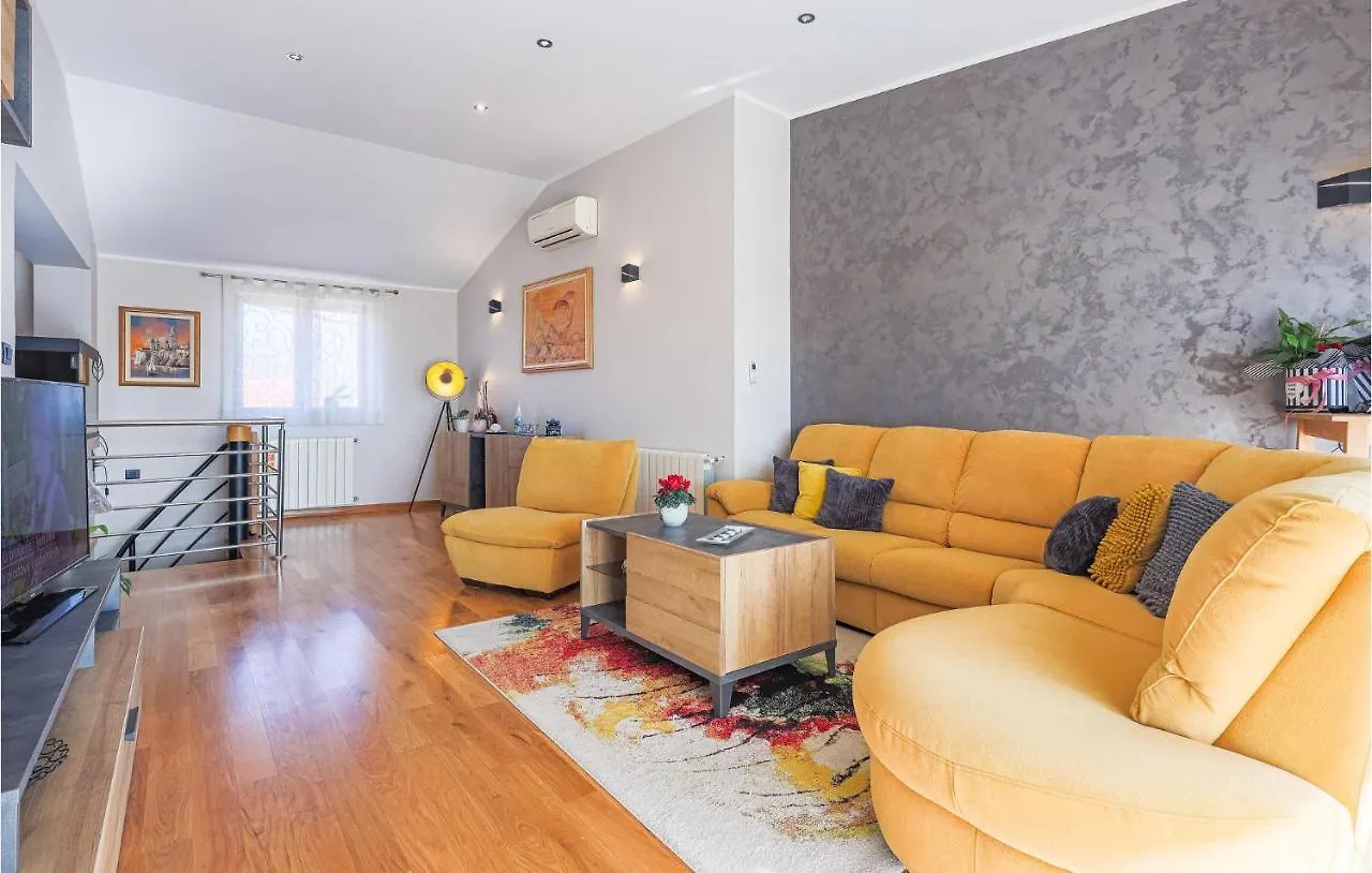 3 Bedroom Lovely Apartment In Svetvincenat Cabrunici Hırvatistan